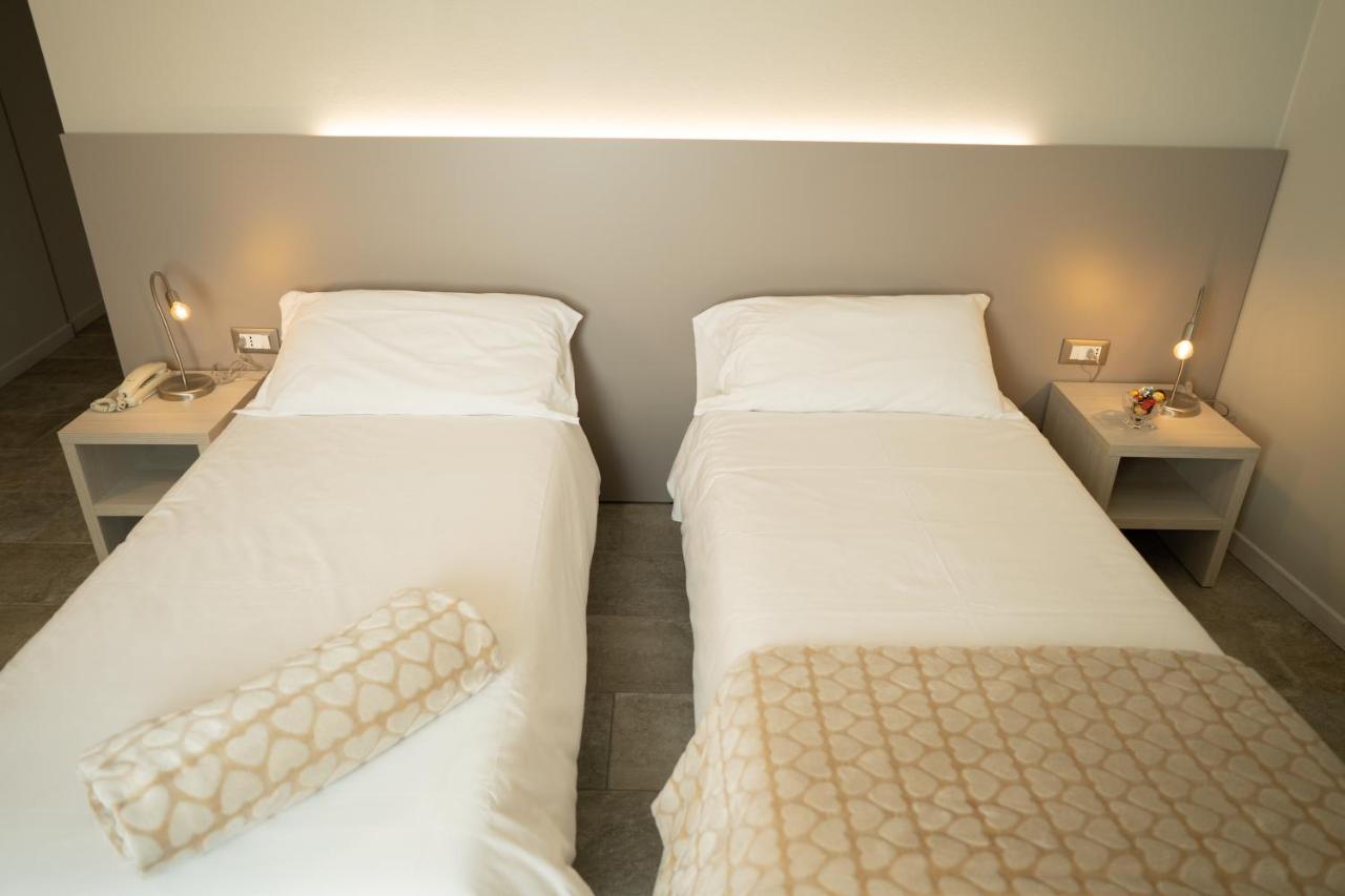 Hotel Europa Dossobuono Bagian luar foto