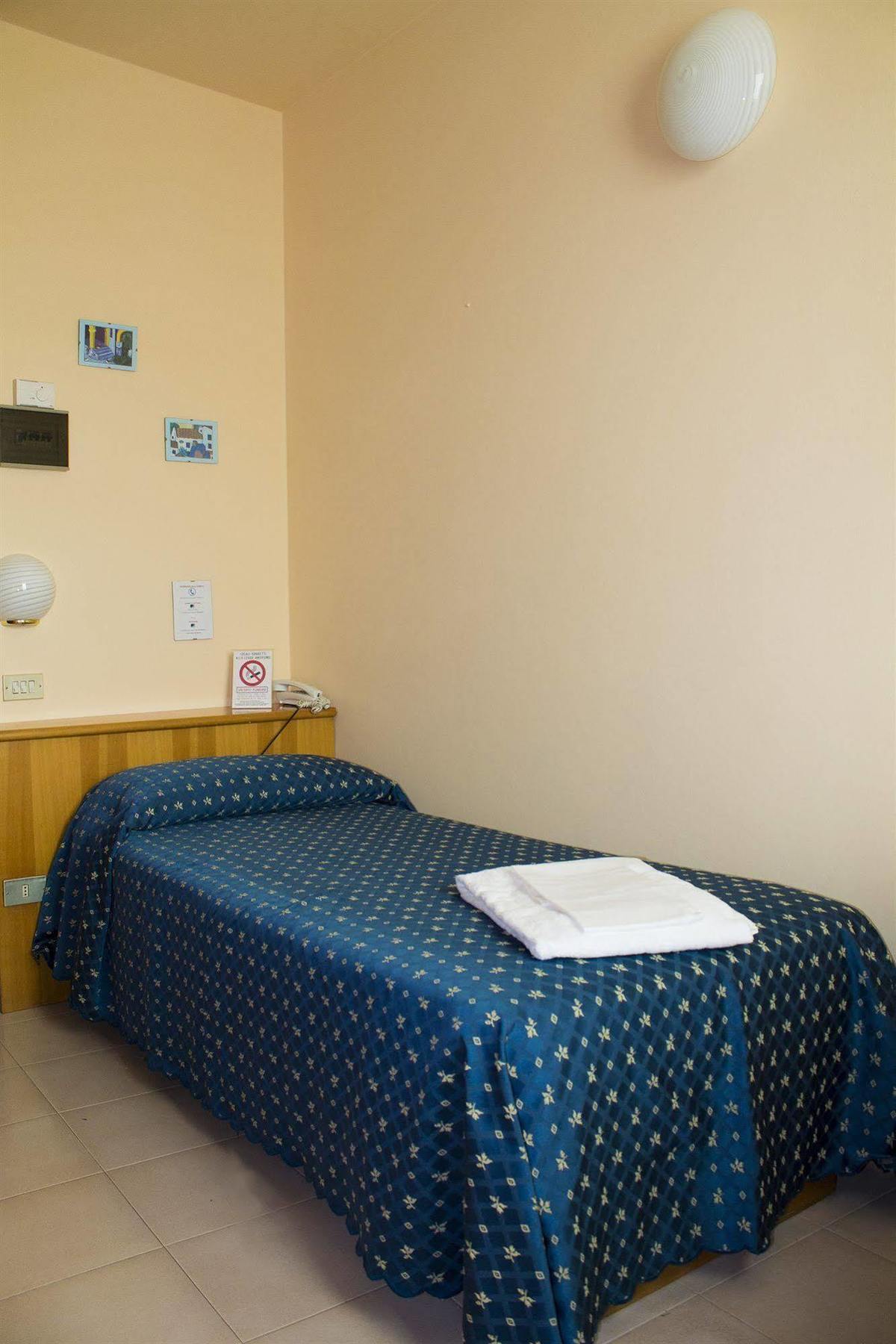 Hotel Europa Dossobuono Bagian luar foto