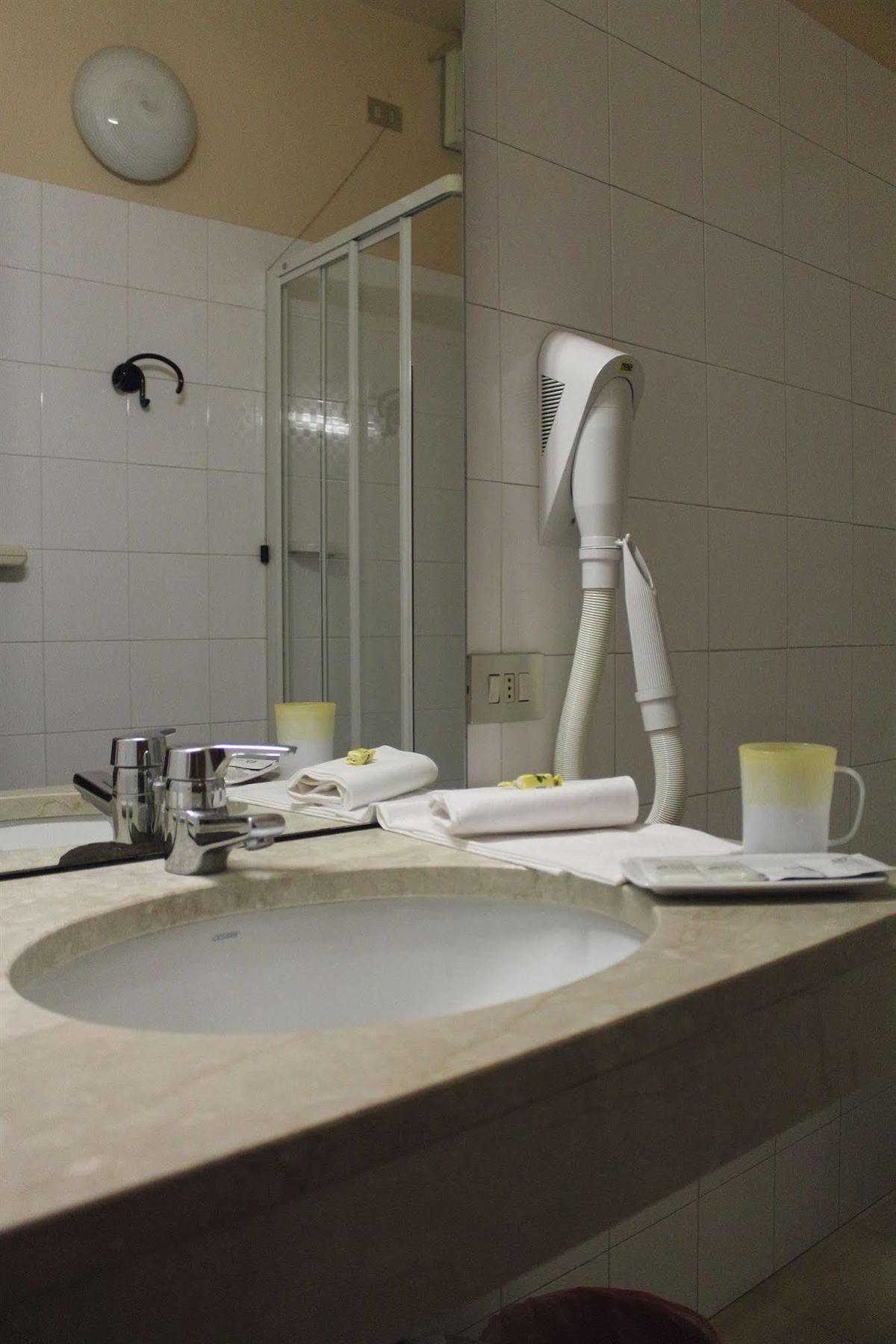 Hotel Europa Dossobuono Bagian luar foto