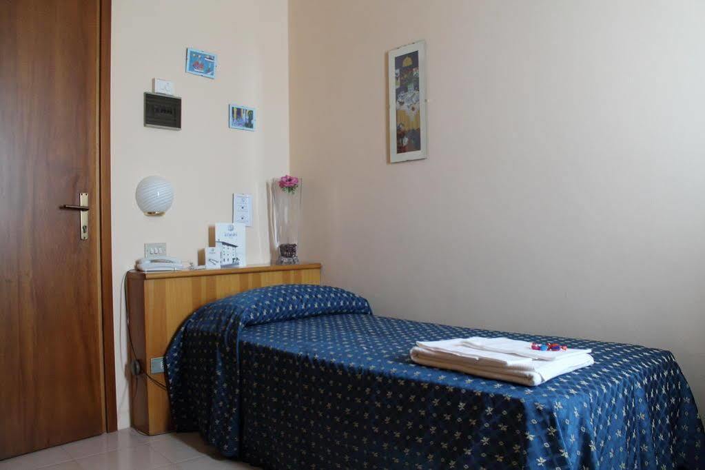 Hotel Europa Dossobuono Bagian luar foto